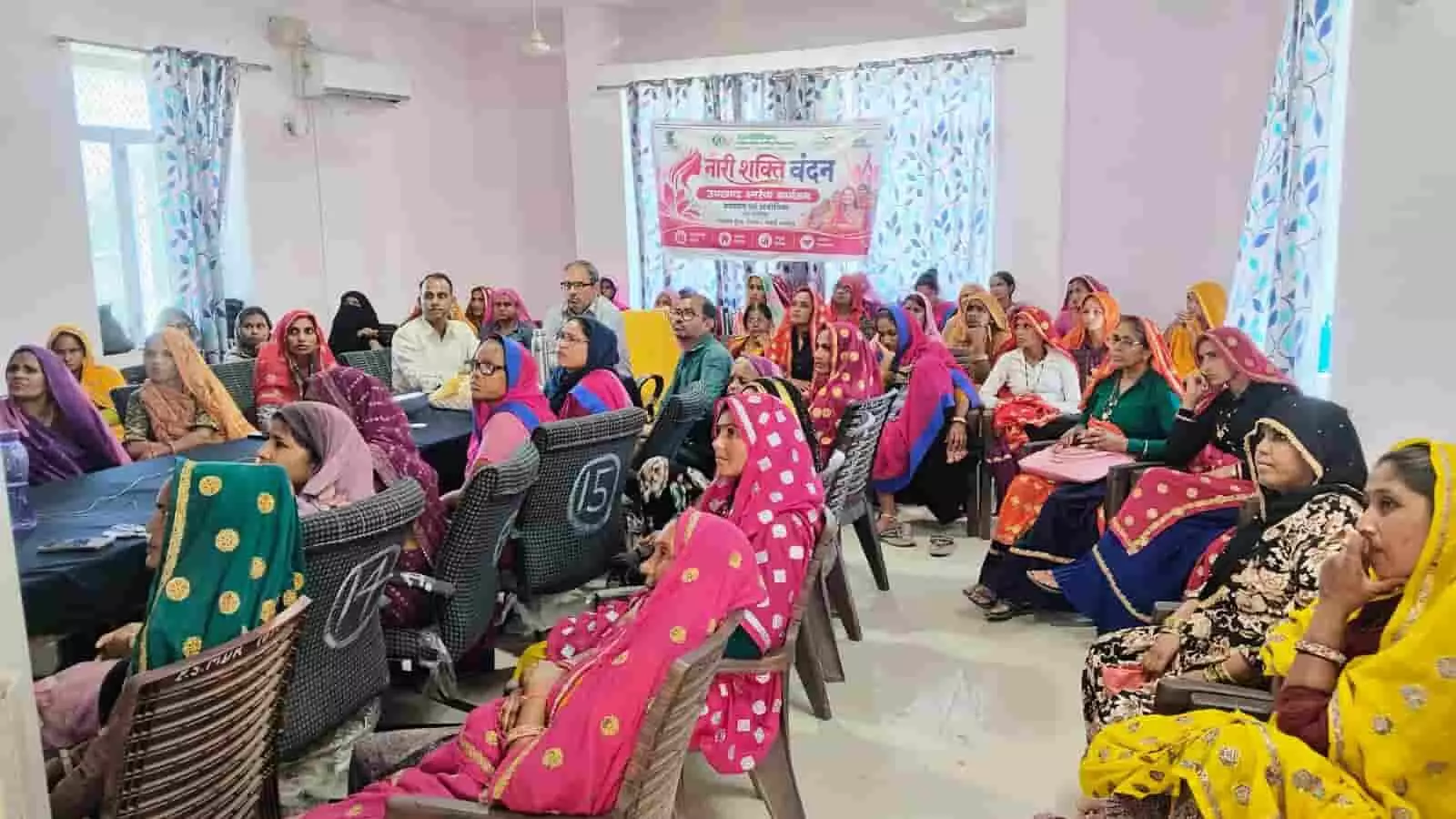 तस्वीर में दिख रही महिलाएं मलारना डूंगर में आयोजित उपखंड स्तरीय कार्यक्रम में कुर्सियों पर बैठी हैं। तस्वीर में दिख रही महिलाएं मलारना डूंगर में आयोजित उपखंड स्तरीय कार्यक्रम में कुर्सियों पर बैठी हैं।