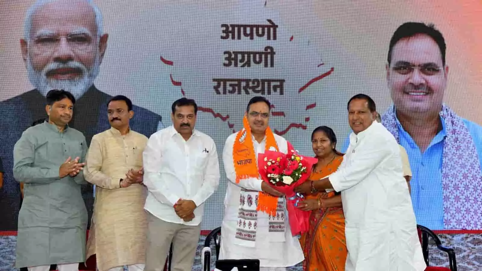 तस्वीर में जयपुर के मंच पर मुख्यमंत्री भजनलाल शर्मा को अन्य भाजपा नेता फूलों का गुलदस्ता सौंप रहे हैं। तस्वीर में जयपुर के मंच पर मुख्यमंत्री भजनलाल शर्मा को अन्य भाजपा नेता फूलों का गुलदस्ता सौंप रहे हैं।