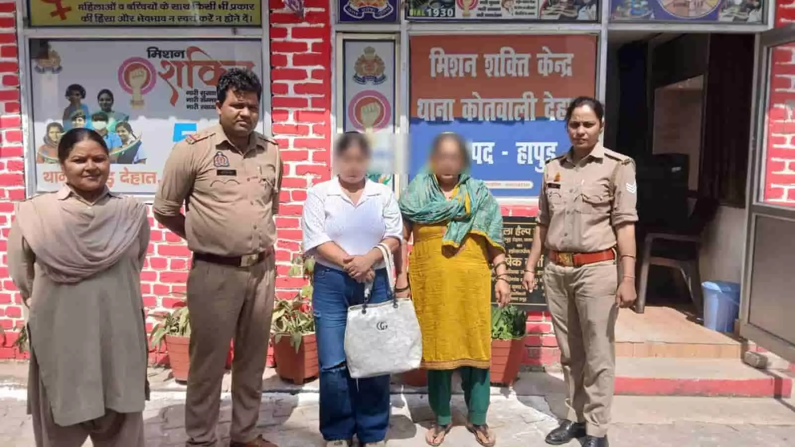 तस्वीर में बाएं से दाएं दो पुलिसकर्मी, सफेद शर्ट में युवती, एक महिला और महिला कांस्टेबल खड़े हैं। तस्वीर में बाएं से दाएं दो पुलिसकर्मी, सफेद शर्ट में युवती, एक महिला और महिला कांस्टेबल खड़े हैं।