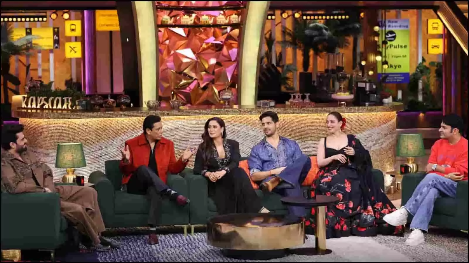 द ग्रेट इंडियन कपिल शो के सेट पर बैठे कलाकार बातचीत करते हुए द ग्रेट इंडियन कपिल शो के सेट पर बैठे कलाकार बातचीत करते हुए