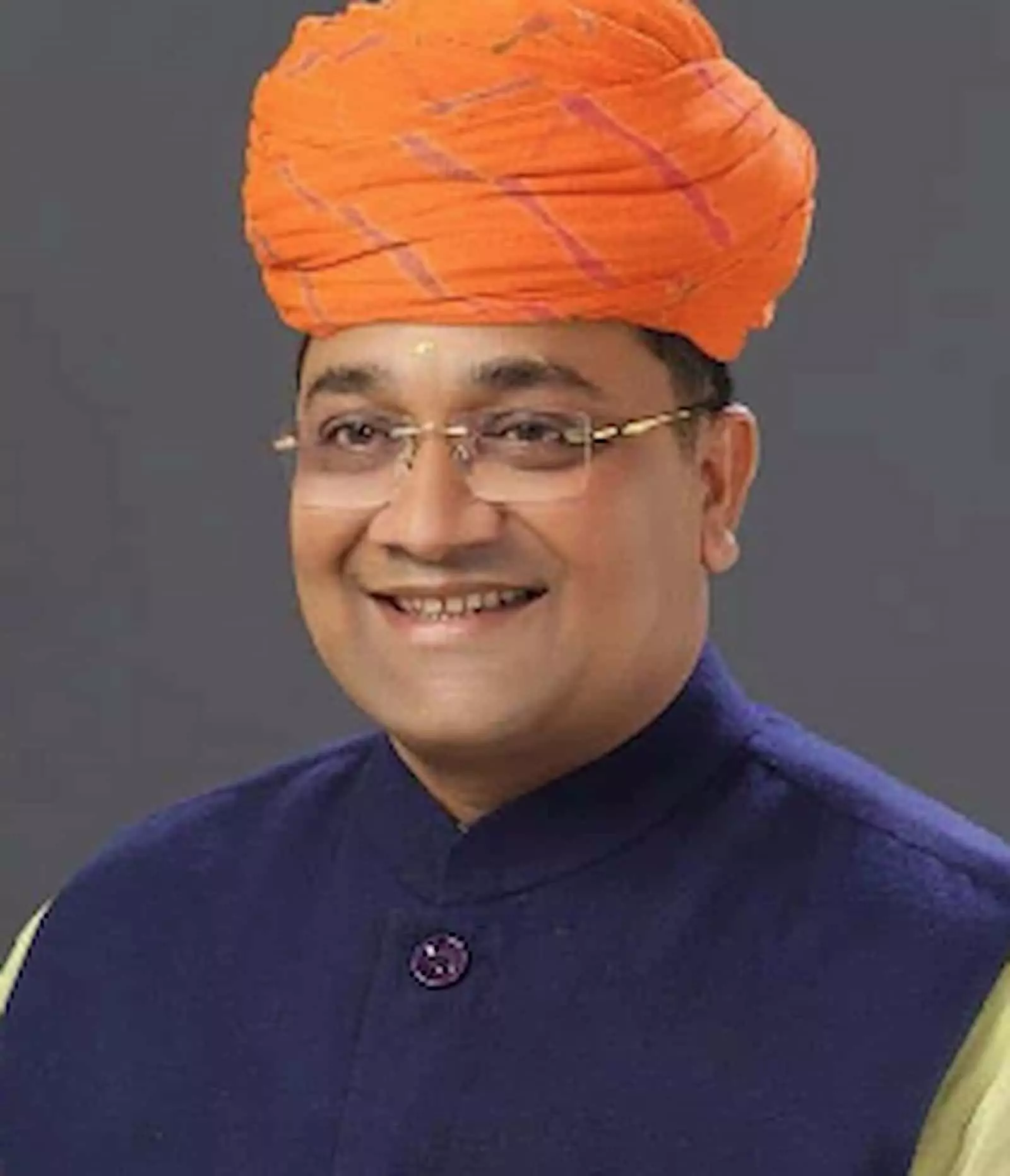 तस्वीर में दिख रहे भाजपा के प्रदेश उपाध्यक्ष छगन माहूर चश्मा और साफा पहने हुए हैं। तस्वीर में दिख रहे भाजपा के प्रदेश उपाध्यक्ष छगन माहूर चश्मा और साफा पहने हुए हैं।