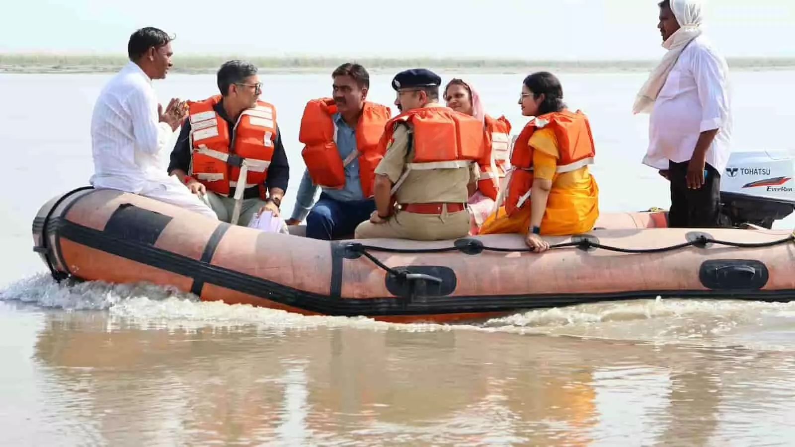 नाव पर सवार जिलाधिकारी और पुलिस अधिकारी गंगा नदी के घाटों का जायजा ले रहे हैं। नाव पर सवार जिलाधिकारी और पुलिस अधिकारी गंगा नदी के घाटों का जायजा ले रहे हैं।