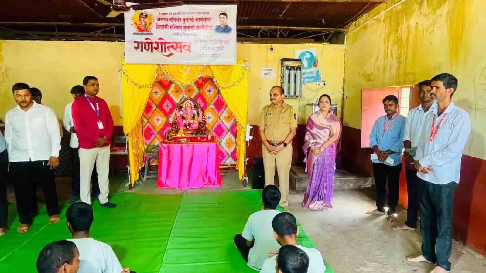 तस्वीर में पुलिस अधिकारी और गणमान्य लोग गणेश प्रतिमा के सामने खड़े होकर आरती में शामिल हो रहे हैं। तस्वीर में पुलिस अधिकारी और गणमान्य लोग गणेश प्रतिमा के सामने खड़े होकर आरती में शामिल हो रहे हैं।