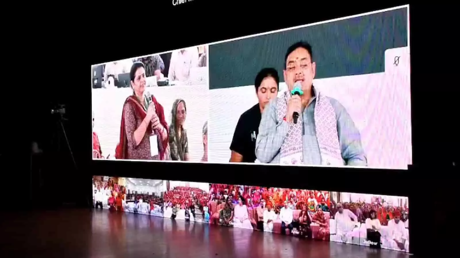 तस्वीर में दिख रही डिजिटल स्क्रीन पर बाएं एक महिला और दाएं राजस्थान के मुख्यमंत्री भजनलाल शर्मा हाथ में माइक लिए संबोधित कर रहे हैं। तस्वीर में दिख रही डिजिटल स्क्रीन पर बाएं एक महिला और दाएं राजस्थान के मुख्यमंत्री भजनलाल शर्मा हाथ में माइक लिए संबोधित कर रहे हैं।