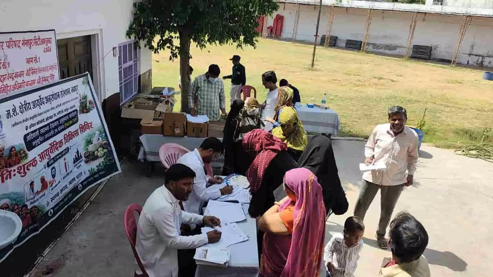 तस्वीर में स्वास्थ्यकर्मी टेबल पर बैठकर मरीजों का पंजीकरण कर उनका स्वास्थ्य परीक्षण कर रहे हैं। तस्वीर में स्वास्थ्यकर्मी टेबल पर बैठकर मरीजों का पंजीकरण कर उनका स्वास्थ्य परीक्षण कर रहे हैं।