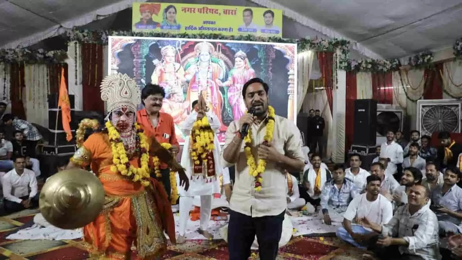 बारां के डोल मेले में मंच पर संबोधन देते वक्ता और भगवान हनुमान का स्वरूप। बारां के डोल मेले में मंच पर संबोधन देते वक्ता और भगवान हनुमान का स्वरूप।