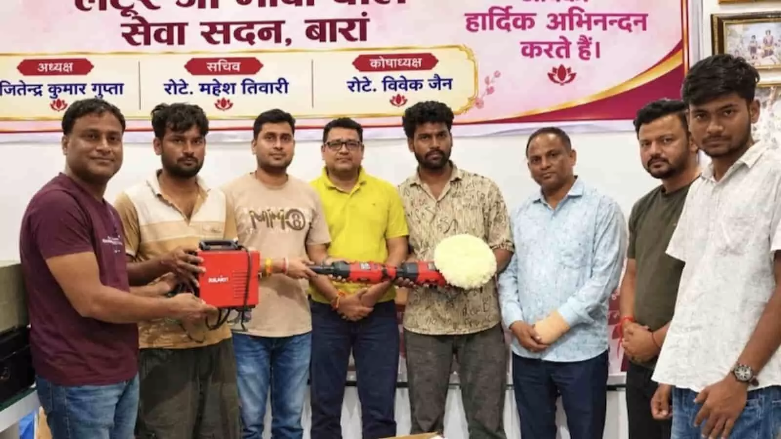 तस्वीर में बारां में सदस्यों द्वारा कारीगर को रबिंग मशीन भेंट करते हुए दिखाया गया है। तस्वीर में बारां में सदस्यों द्वारा कारीगर को रबिंग मशीन भेंट करते हुए दिखाया गया है।