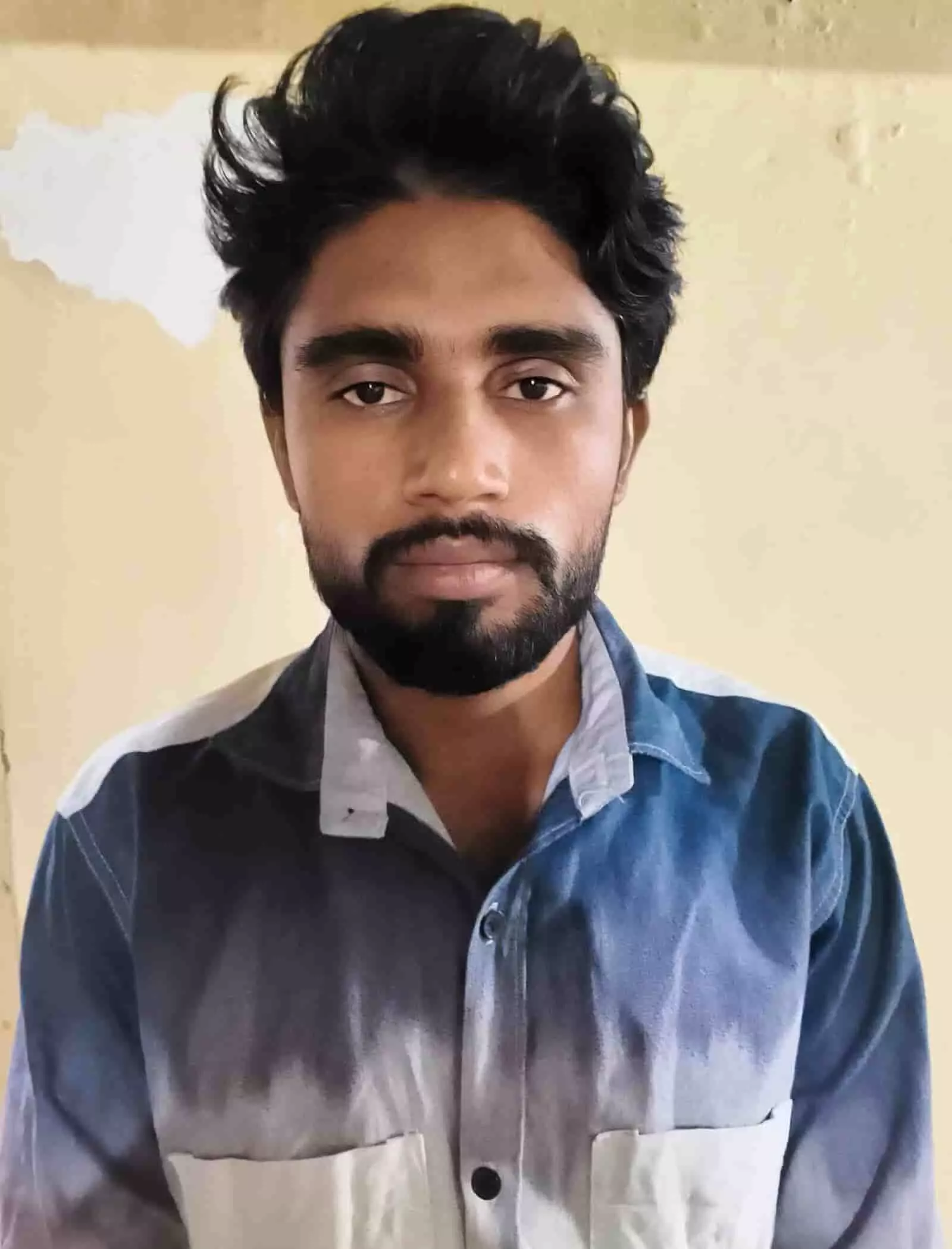 तस्वीर में नीली शर्ट पहने खड़ा ब्यावर में जानलेवा फायरिंग मामले का आरोपी जितेन्द्र भाटी। तस्वीर में नीली शर्ट पहने खड़ा ब्यावर में जानलेवा फायरिंग मामले का आरोपी जितेन्द्र भाटी।