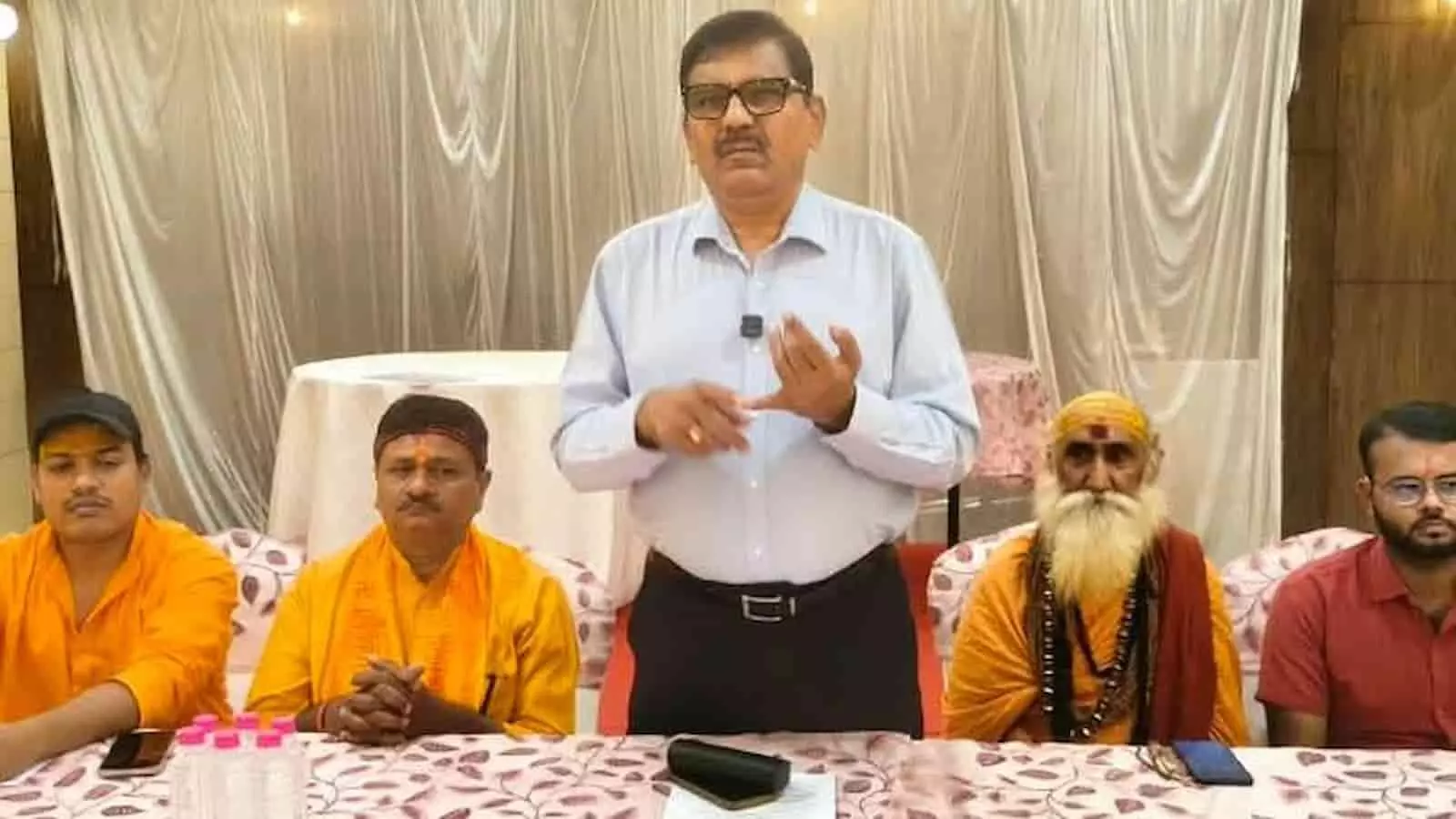 तस्वीर में दिख रहे नागेश्वर राव अन्य सदस्यों के साथ बैठकर बात करते हुए। तस्वीर में दिख रहे नागेश्वर राव अन्य सदस्यों के साथ बैठकर बात करते हुए।