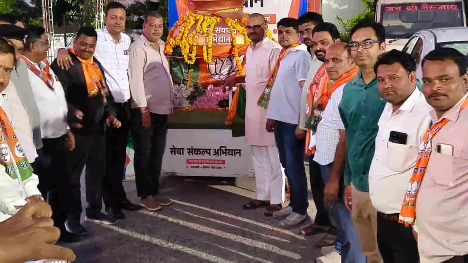 तस्वीर में फतहनगर में सेवा संकल्प यात्रा के स्वागत के दौरान खड़े भाजपा कार्यकर्ता। तस्वीर में फतहनगर में सेवा संकल्प यात्रा के स्वागत के दौरान खड़े भाजपा कार्यकर्ता।