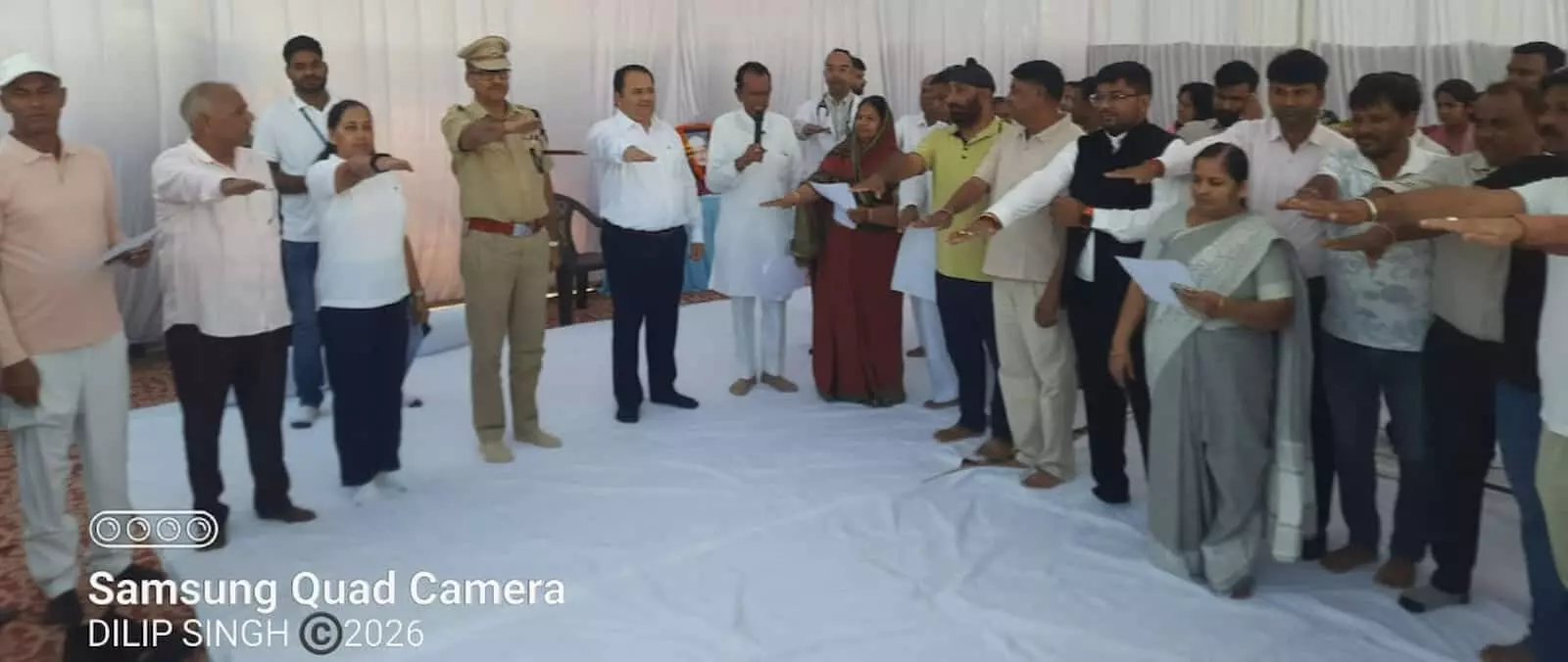 तस्वीर में ब्यावर में कार्यक्रम के दौरान लोग हाथ आगे कर स्वच्छता की शपथ ले रहे हैं। तस्वीर में ब्यावर में कार्यक्रम के दौरान लोग हाथ आगे कर स्वच्छता की शपथ ले रहे हैं।