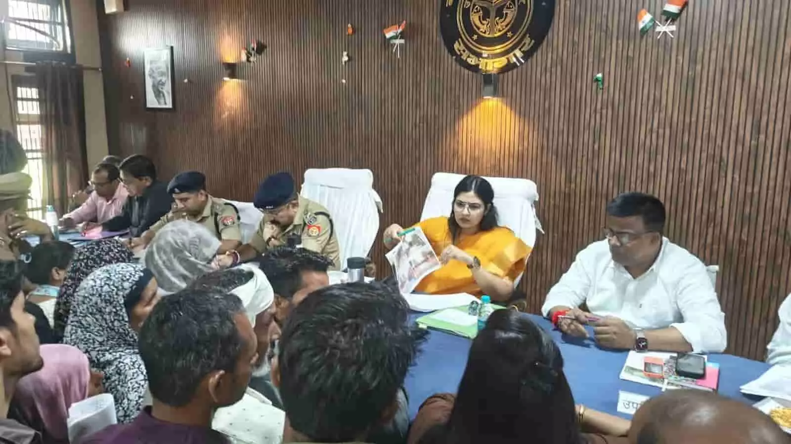 तस्वीर में दिख रही मेज पर अधिकारी बैठकर फरियादियों के दस्तावेज देखते हुए सुनवाई कर रहे हैं। तस्वीर में दिख रही मेज पर अधिकारी बैठकर फरियादियों के दस्तावेज देखते हुए सुनवाई कर रहे हैं।