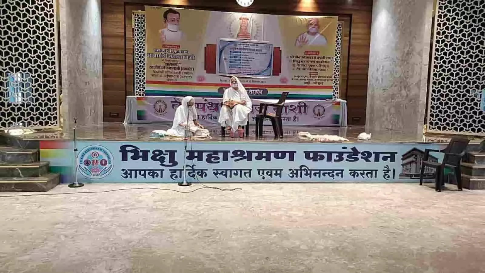 तस्वीर में बाएं से दाएं दो जैन साध्वियां सफेद वस्त्रों में मंच पर बैठी दिख रही हैं। तस्वीर में बाएं से दाएं दो जैन साध्वियां सफेद वस्त्रों में मंच पर बैठी दिख रही हैं।