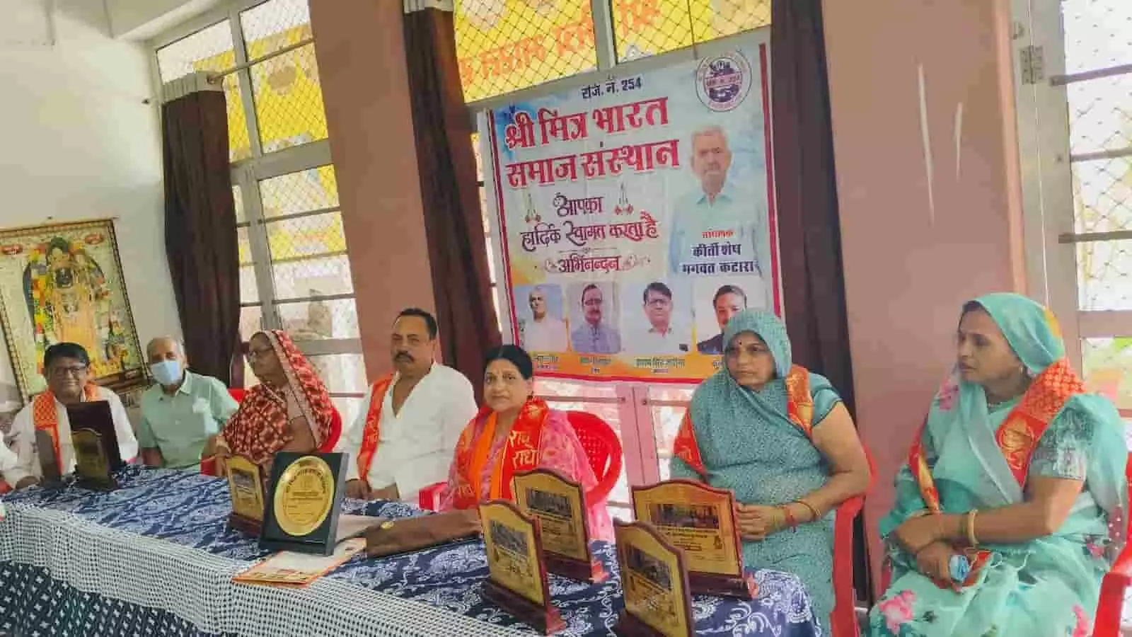 तस्वीर में दिख रही कृष्ण वृद्ध आश्रम में आयोजित कार्यक्रम के दौरान मंच पर बैठे चेयरमैन और पार्षद। तस्वीर में दिख रही कृष्ण वृद्ध आश्रम में आयोजित कार्यक्रम के दौरान मंच पर बैठे चेयरमैन और पार्षद।