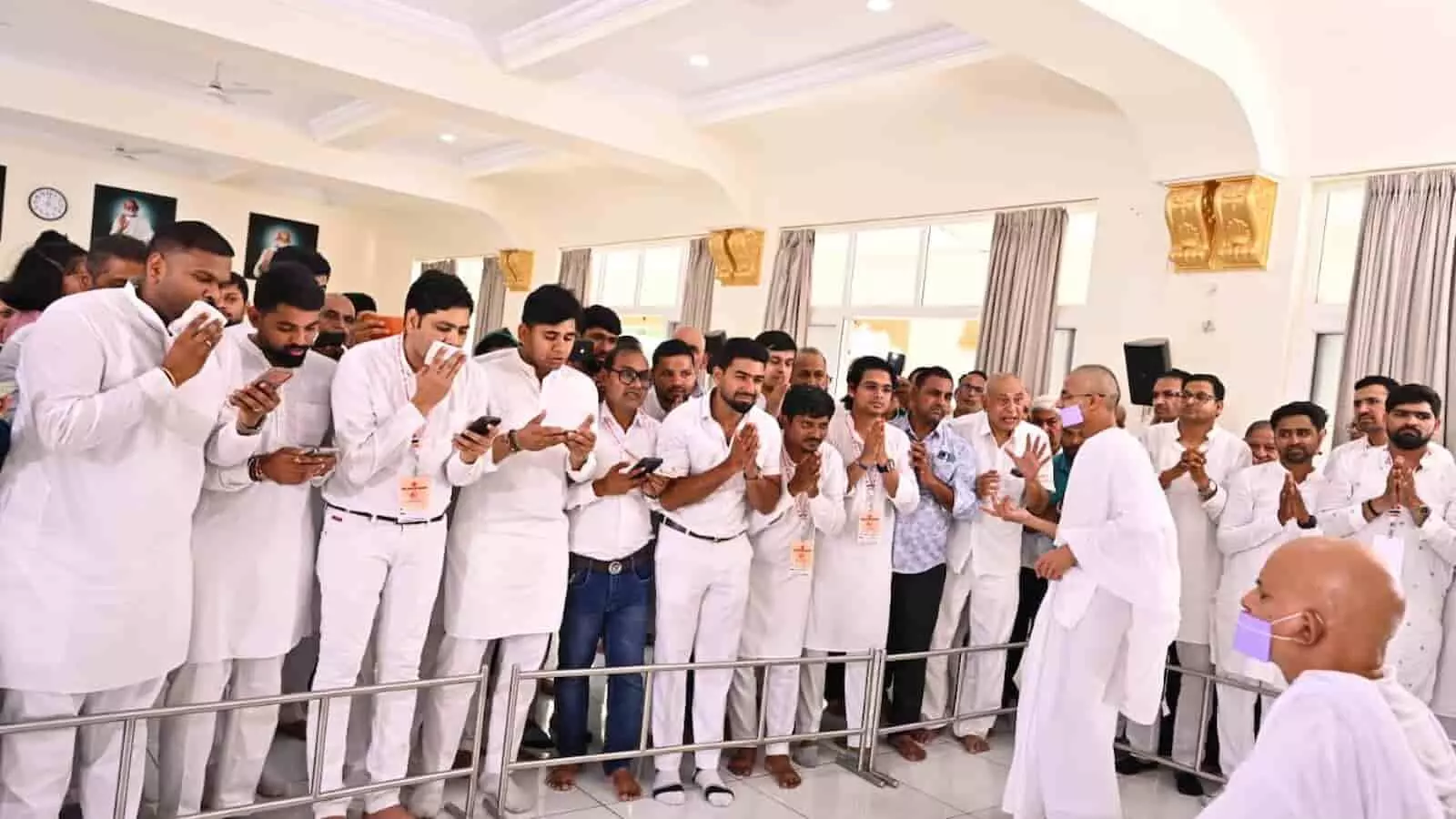 तस्वीर में लाडनूं अधिवेशन के दौरान संतों के सामने उपस्थित सफेद वस्त्रधारी युवक और सदस्य नजर आ रहे हैं। तस्वीर में लाडनूं अधिवेशन के दौरान संतों के सामने उपस्थित सफेद वस्त्रधारी युवक और सदस्य नजर आ रहे हैं।