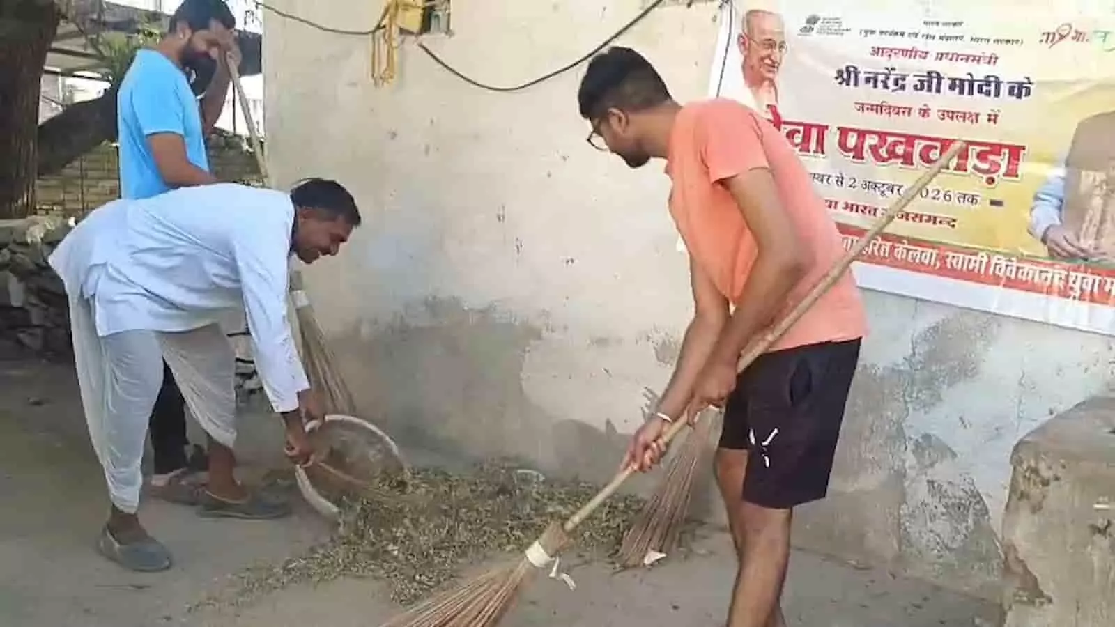 तस्वीर में लोग केलवा के गोरमा मोहल्ले में झाड़ू से सफाई करते दिख रहे हैं। तस्वीर में लोग केलवा के गोरमा मोहल्ले में झाड़ू से सफाई करते दिख रहे हैं।