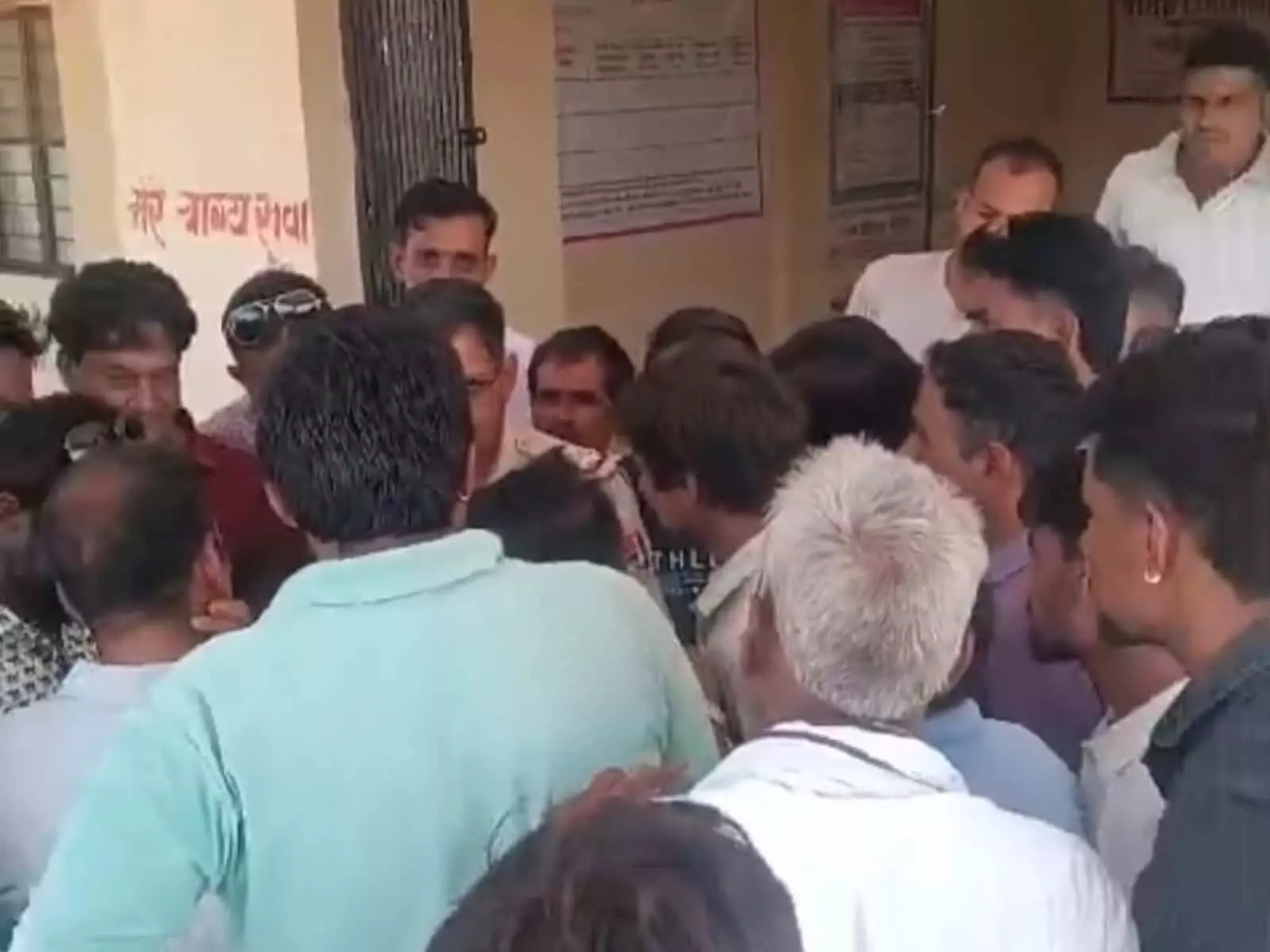 तस्वीर में दिख रही भीड़ में कई ग्रामीण पुलिस अधिकारी के आसपास खड़े होकर शिकायत दर्ज करा रहे हैं। तस्वीर में दिख रही भीड़ में कई ग्रामीण पुलिस अधिकारी के आसपास खड़े होकर शिकायत दर्ज करा रहे हैं।