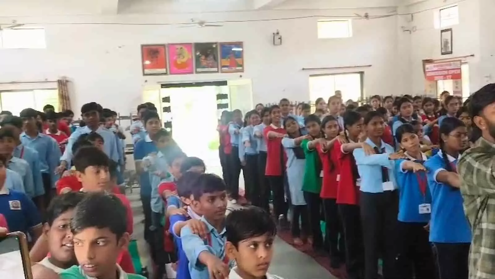 तस्वीर में महात्मा गांधी राजकीय विद्यालय परिसर में कई स्कूली छात्र-छात्राएं कतारबद्ध खड़े होकर शपथ ले रहे हैं। तस्वीर में महात्मा गांधी राजकीय विद्यालय परिसर में कई स्कूली छात्र-छात्राएं कतारबद्ध खड़े होकर शपथ ले रहे हैं।