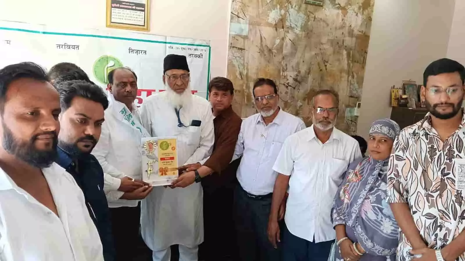 तस्वीर में मुस्लिम महासंघ के पदाधिकारी और लोग एक स्मृति चिन्ह प्रस्तुत करते हुए दिख रहे हैं। तस्वीर में मुस्लिम महासंघ के पदाधिकारी और लोग एक स्मृति चिन्ह प्रस्तुत करते हुए दिख रहे हैं।