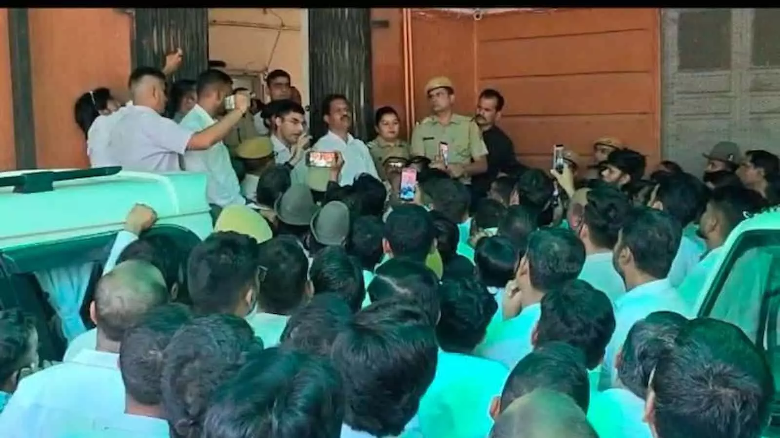 तस्वीर में भीलवाड़ा एसपी कार्यालय परिसर के बाहर कई वकील एकत्र होकर नारेबाजी और प्रदर्शन कर रहे हैं। तस्वीर में भीलवाड़ा एसपी कार्यालय परिसर के बाहर कई वकील एकत्र होकर नारेबाजी और प्रदर्शन कर रहे हैं।