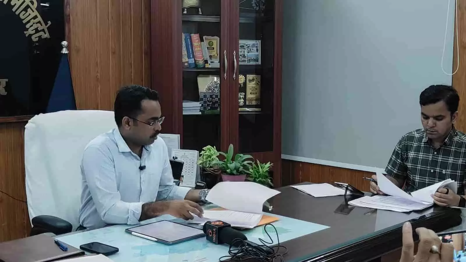तस्वीर में अधिकारी कार्यालय में बैठकर दस्तावेजों और फाइलों की समीक्षा कर रहे हैं। तस्वीर में अधिकारी कार्यालय में बैठकर दस्तावेजों और फाइलों की समीक्षा कर रहे हैं।