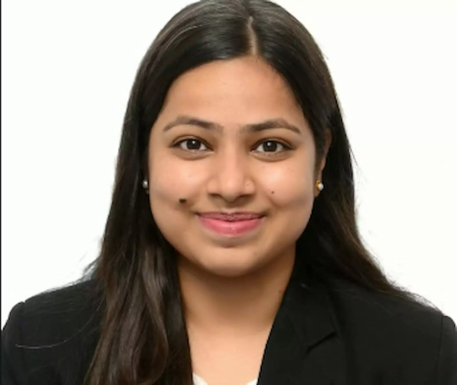 सफेद पृष्ठभूमि के सामने काले कोट में मुस्कुराती हुई दिव्या सोनी की पासपोर्ट आकार की फोटो। सफेद पृष्ठभूमि के सामने काले कोट में मुस्कुराती हुई दिव्या सोनी की पासपोर्ट आकार की फोटो।