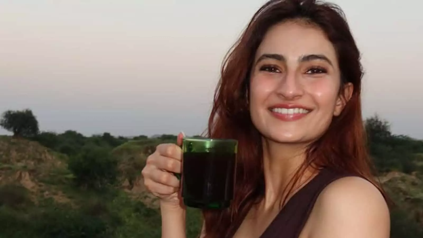 तस्वीर में पलक तिवारी रणथंभौर में हाथ में कप थामे नजर आ रही हैं। तस्वीर में पलक तिवारी रणथंभौर में हाथ में कप थामे नजर आ रही हैं।