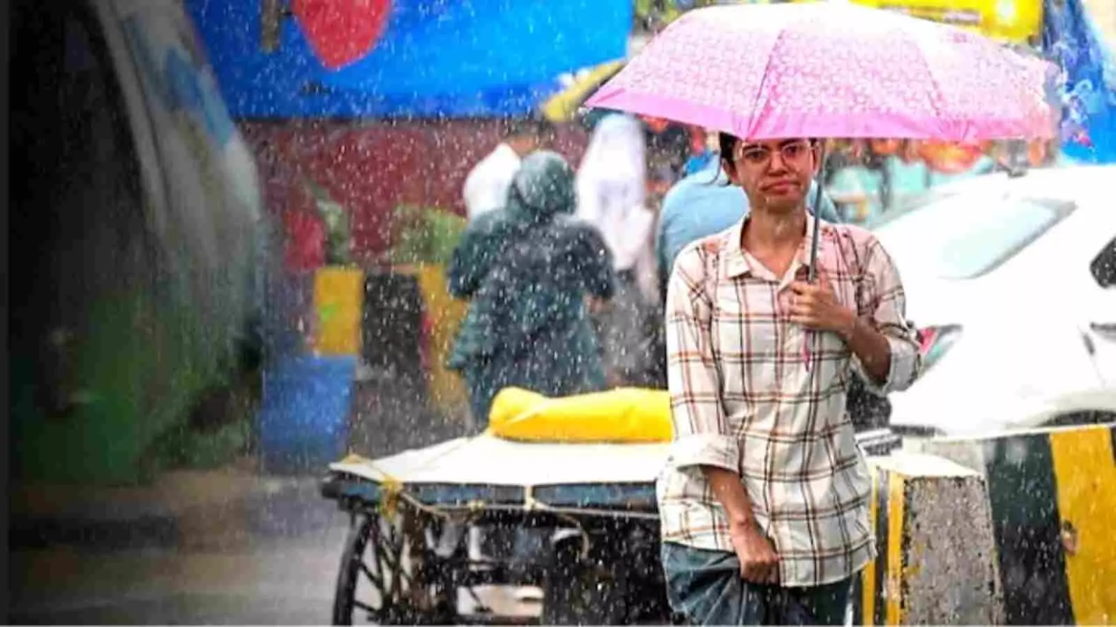 बारिश में सड़क पर छाता लेकर चलती महिला और शहर का दृश्य बारिश के पूर्वानुमान के संदर्भ में। बारिश में सड़क पर छाता लेकर चलती महिला और शहर का दृश्य बारिश के पूर्वानुमान के संदर्भ में।