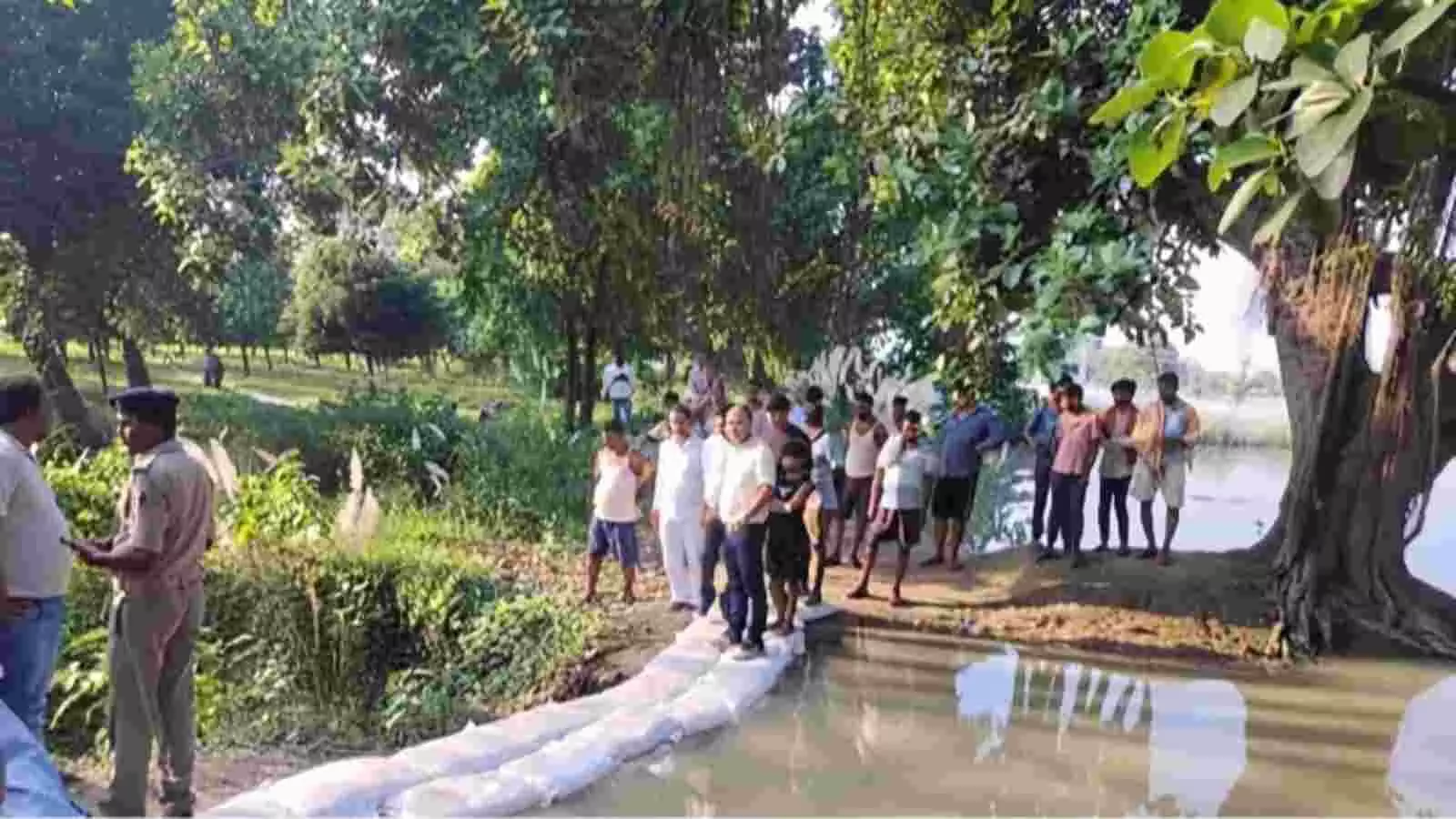 सारण जिले के बाढ़ प्रभावित क्षेत्र में जलस्तर घटने के बाद स्थानीय लोगों की भीड़ और पुलिसकर्मी।