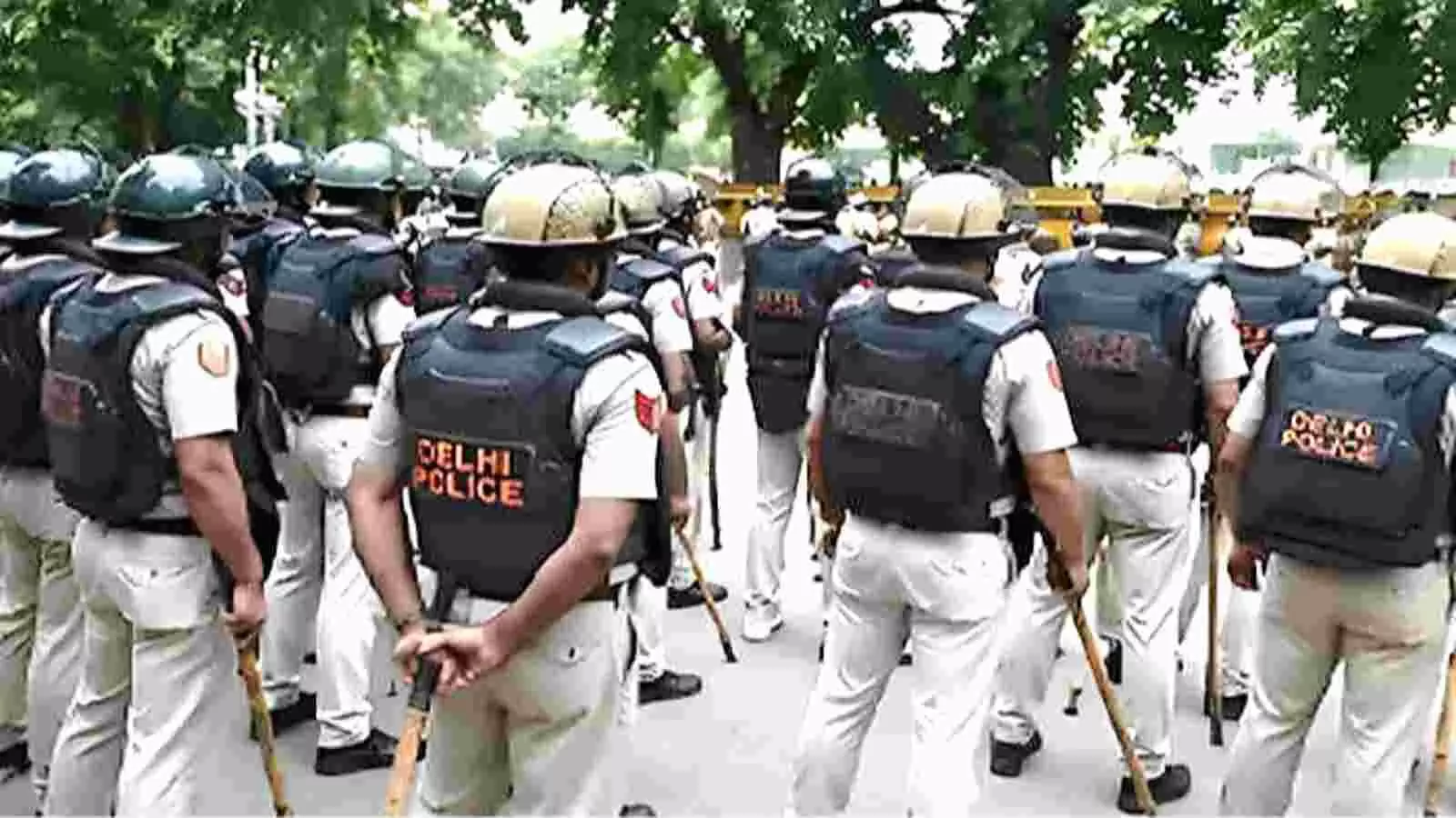 दिल्ली के जंतर-मंतर पर प्रदर्शन के दौरान सुरक्षा में तैनात दिल्ली पुलिस के जवान और अधिकारी। दिल्ली के जंतर-मंतर पर प्रदर्शन के दौरान सुरक्षा में तैनात दिल्ली पुलिस के जवान और अधिकारी।