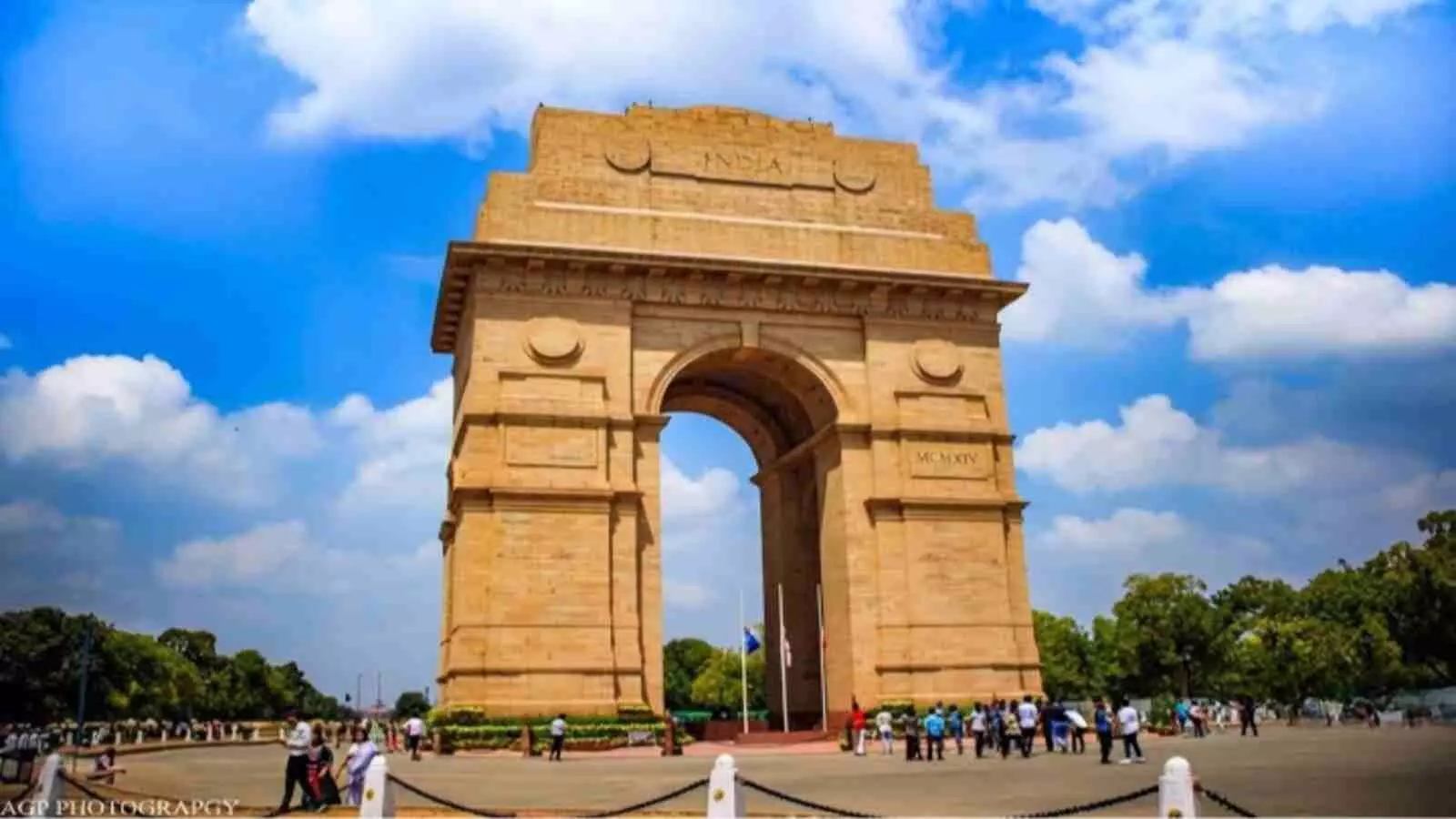 साफ आसमान के नीचे दिल्ली में इंडिया गेट और आसपास घूमते लोग। साफ आसमान के नीचे दिल्ली में इंडिया गेट और आसपास घूमते लोग।