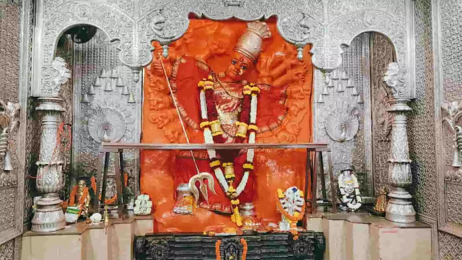 तस्वीर में दिख रही चांदी के नक्काशीदार दरबार में माला पहने सप्तशृंग देवी की मूर्ति स्थापित है। तस्वीर में दिख रही चांदी के नक्काशीदार दरबार में माला पहने सप्तशृंग देवी की मूर्ति स्थापित है।