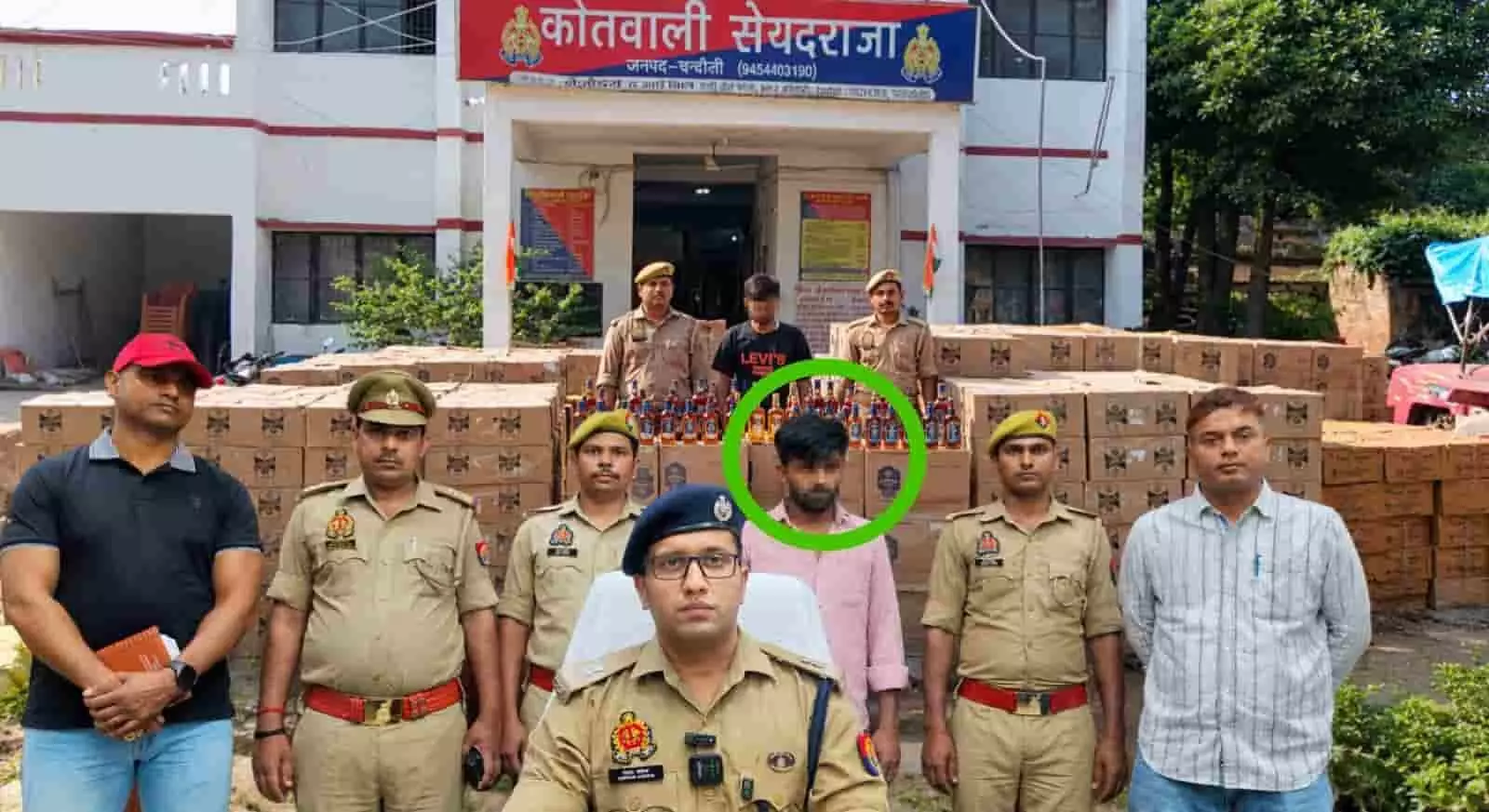 तस्वीर में सैयदराजा थाने के आगे पुलिसकर्मी बरामद शराब कार्टन और आरोपी व्यक्ति के साथ खड़े हैं। तस्वीर में सैयदराजा थाने के आगे पुलिसकर्मी बरामद शराब कार्टन और आरोपी व्यक्ति के साथ खड़े हैं।