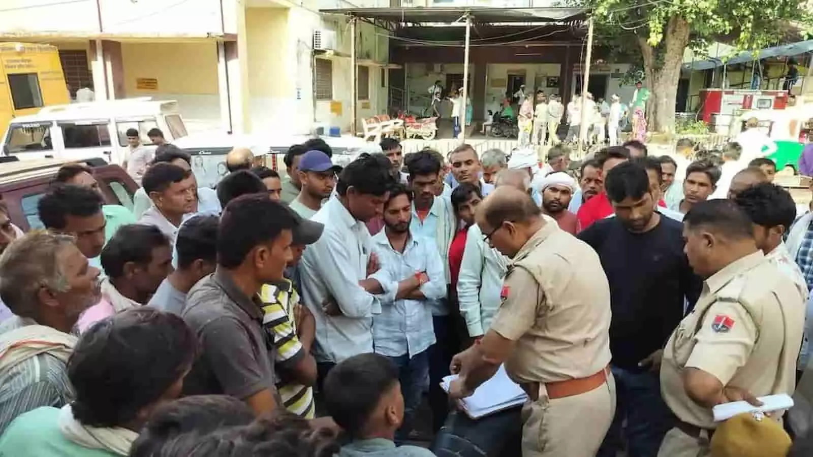 तस्वीर में अस्पताल के बाहर लोगों की भीड़ और पुलिसकर्मी नजर आ रहे हैं। तस्वीर में अस्पताल के बाहर लोगों की भीड़ और पुलिसकर्मी नजर आ रहे हैं।