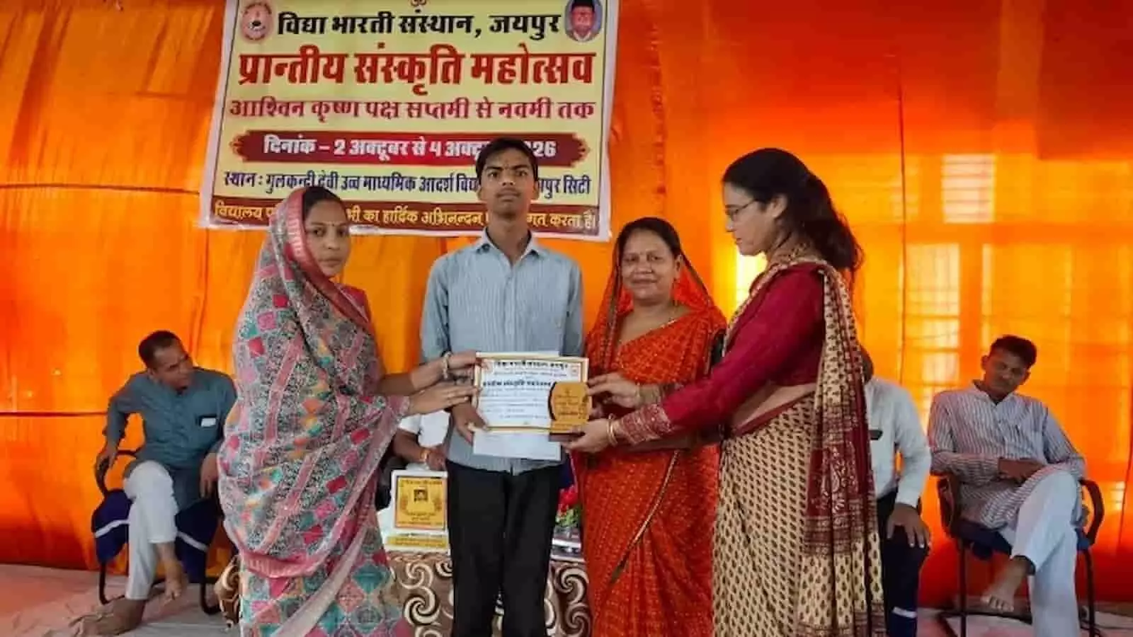 तस्वीर में प्रांतीय संस्कृति महोत्सव के मंच पर हरेंद्र नारायण सम्मान प्राप्त करते हुए दिख रहे हैं. तस्वीर में प्रांतीय संस्कृति महोत्सव के मंच पर हरेंद्र नारायण सम्मान प्राप्त करते हुए दिख रहे हैं.