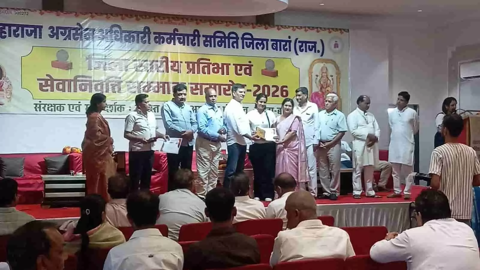 तस्वीर में महाराजा अग्रसेन समिति के सम्मान समारोह में मंच पर मौजूद अतिथि एक प्रतिभागी को सम्मानित कर रहे हैं। तस्वीर में महाराजा अग्रसेन समिति के सम्मान समारोह में मंच पर मौजूद अतिथि एक प्रतिभागी को सम्मानित कर रहे हैं।