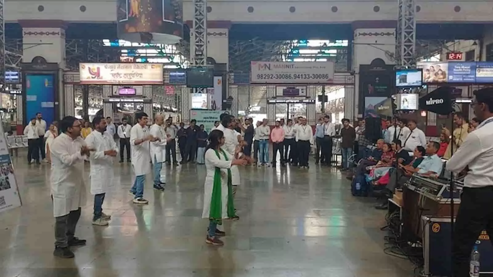 मुंबई सेंट्रल रेलवे स्टेशन पर स्वच्छता पखवाड़ा के तहत नुक्कड़ नाटक प्रस्तुत करते लोग मुंबई सेंट्रल रेलवे स्टेशन पर स्वच्छता पखवाड़ा के तहत नुक्कड़ नाटक प्रस्तुत करते लोग