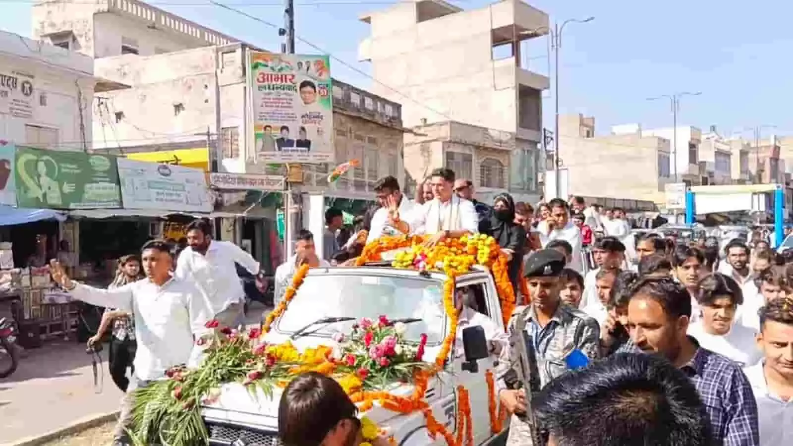 तस्वीर में सचिन पायलट टोंक में वाहन पर सवार होकर जनता का स्वागत स्वीकार कर रहे हैं। तस्वीर में सचिन पायलट टोंक में वाहन पर सवार होकर जनता का स्वागत स्वीकार कर रहे हैं।