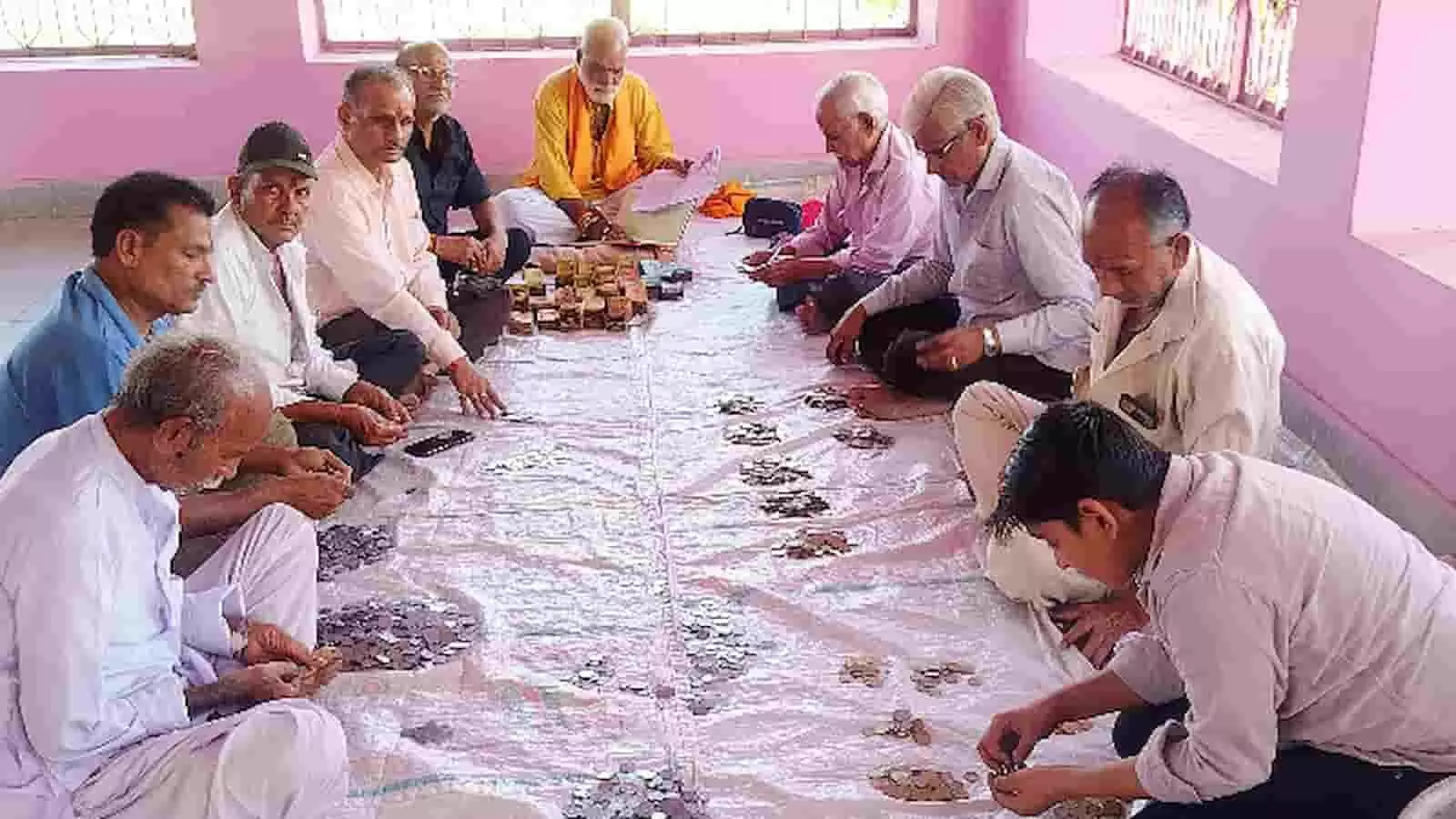 छोटीसादड़ी के श्री भंवरमाता मंदिर परिसर में दानपात्र की राशि गिनते हुए ट्रस्ट के सदस्य छोटीसादड़ी के श्री भंवरमाता मंदिर परिसर में दानपात्र की राशि गिनते हुए ट्रस्ट के सदस्य