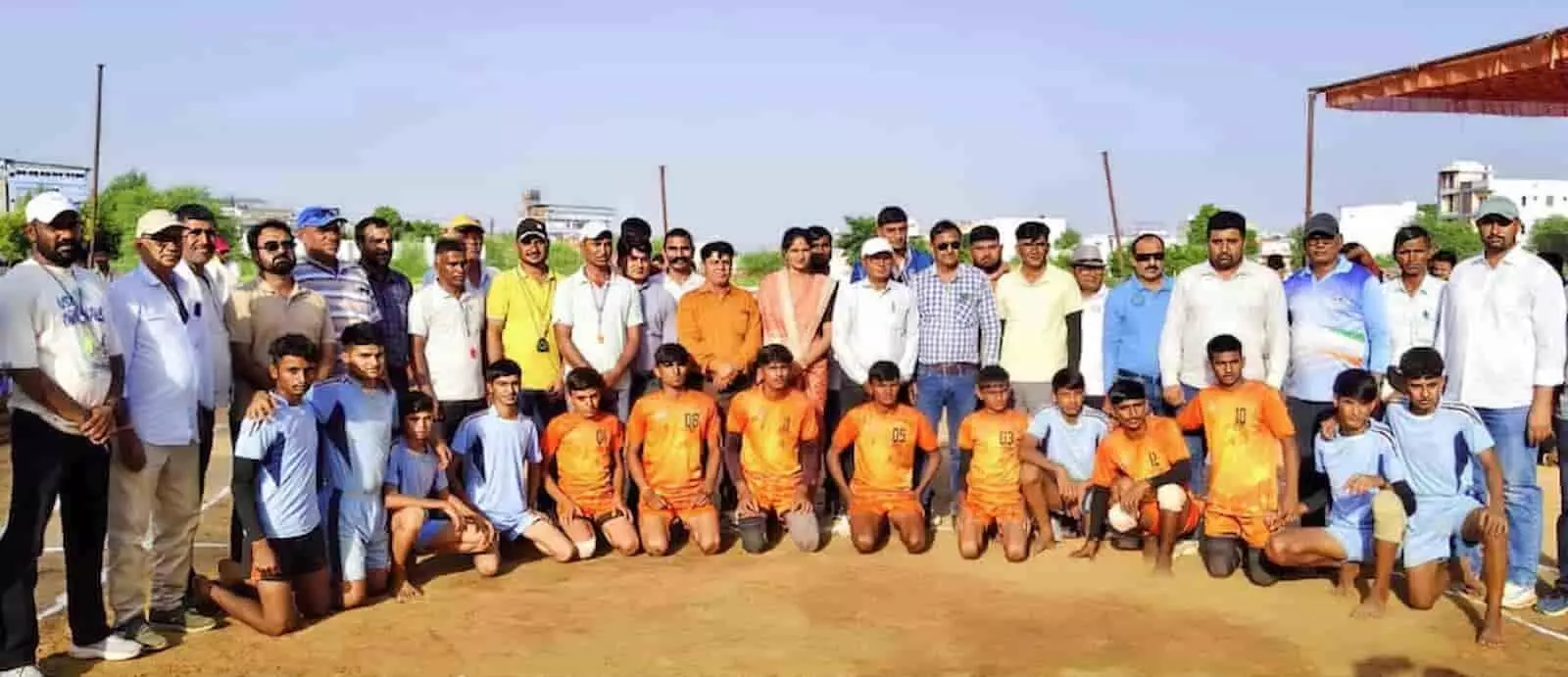 तस्वीर में खेल के मैदान में युवा कबड्डी खिलाड़ी और अधिकारी एक साथ खड़े होकर पोज दे रहे हैं। तस्वीर में खेल के मैदान में युवा कबड्डी खिलाड़ी और अधिकारी एक साथ खड़े होकर पोज दे रहे हैं।