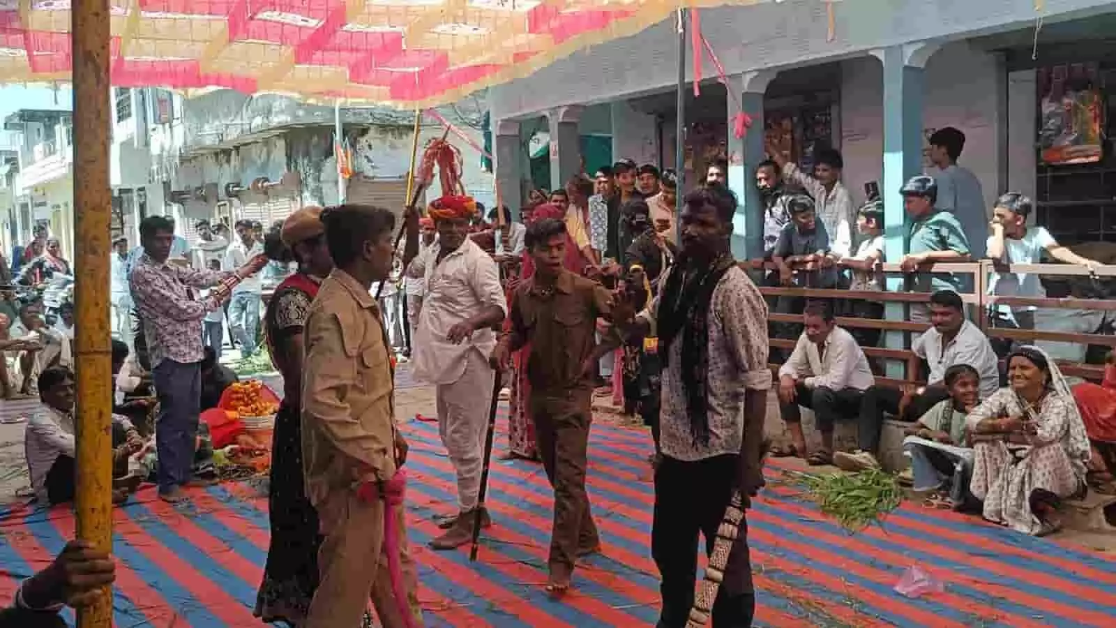 तस्वीर में धरियावद में पारंपरिक गवरी नृत्य प्रस्तुत करते कलाकार और ग्रामीण दर्शक दिख रहे हैं। तस्वीर में धरियावद में पारंपरिक गवरी नृत्य प्रस्तुत करते कलाकार और ग्रामीण दर्शक दिख रहे हैं।