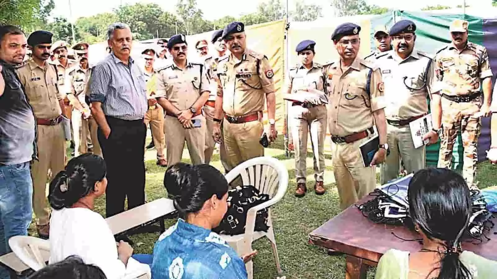 तस्वीर में मेरठ के पीएसी ग्राउंड पर पुलिस अधिकारी भर्ती व्यवस्था का जायजा लेते दिख रहे हैं। तस्वीर में मेरठ के पीएसी ग्राउंड पर पुलिस अधिकारी भर्ती व्यवस्था का जायजा लेते दिख रहे हैं।