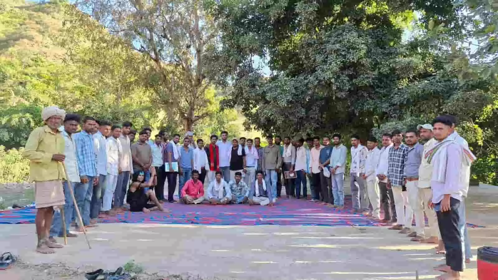 तस्वीर में शिवपुरा के पास खुले मैदान में एकत्र होकर बैठक करते लोग दिखाई दे रहे हैं। तस्वीर में शिवपुरा के पास खुले मैदान में एकत्र होकर बैठक करते लोग दिखाई दे रहे हैं।