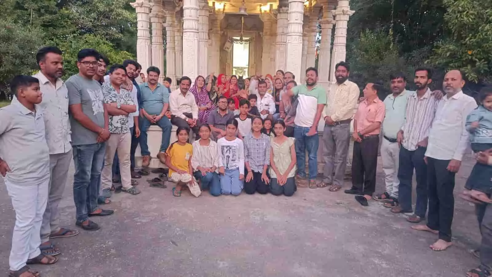 तस्वीर में दिख रही नवदुर्गा गरबा समिति की बैठक में झाड़ोल के चंद्रेश्वर मंदिर परिसर में पुरुष और महिलाएं एक साथ खड़े हैं। तस्वीर में दिख रही नवदुर्गा गरबा समिति की बैठक में झाड़ोल के चंद्रेश्वर मंदिर परिसर में पुरुष और महिलाएं एक साथ खड़े हैं।