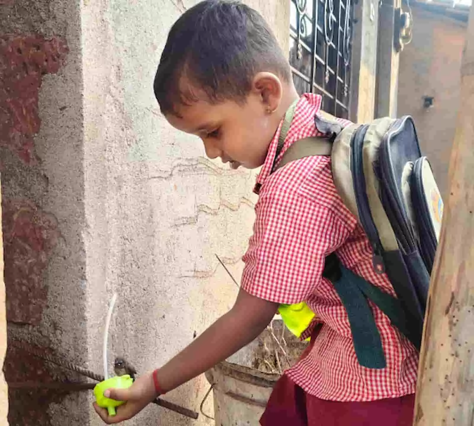 स्कूल ड्रेस पहना बच्चा कोल्हापुर में सड़क किनारे चिड़िया को पानी पिला रहा है. स्कूल ड्रेस पहना बच्चा कोल्हापुर में सड़क किनारे चिड़िया को पानी पिला रहा है.