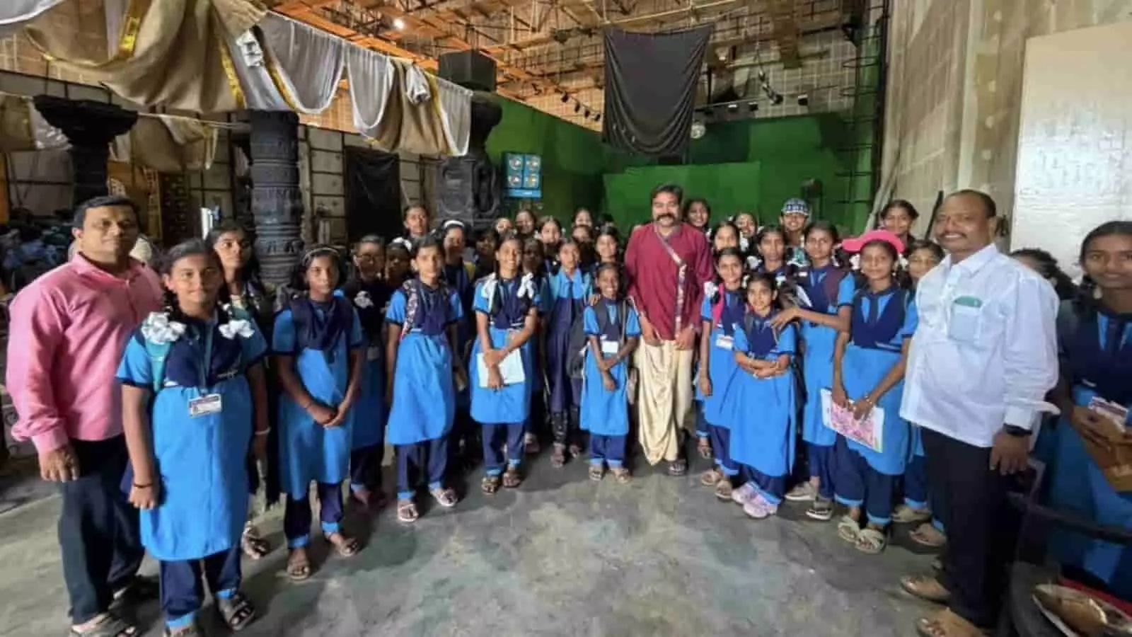 कोल्हापुर चित्रनगरी के सेट पर स्कूल के विद्यार्थी और शिक्षक शूटिंग स्थल पर खड़े हैं। कोल्हापुर चित्रनगरी के सेट पर स्कूल के विद्यार्थी और शिक्षक शूटिंग स्थल पर खड़े हैं।