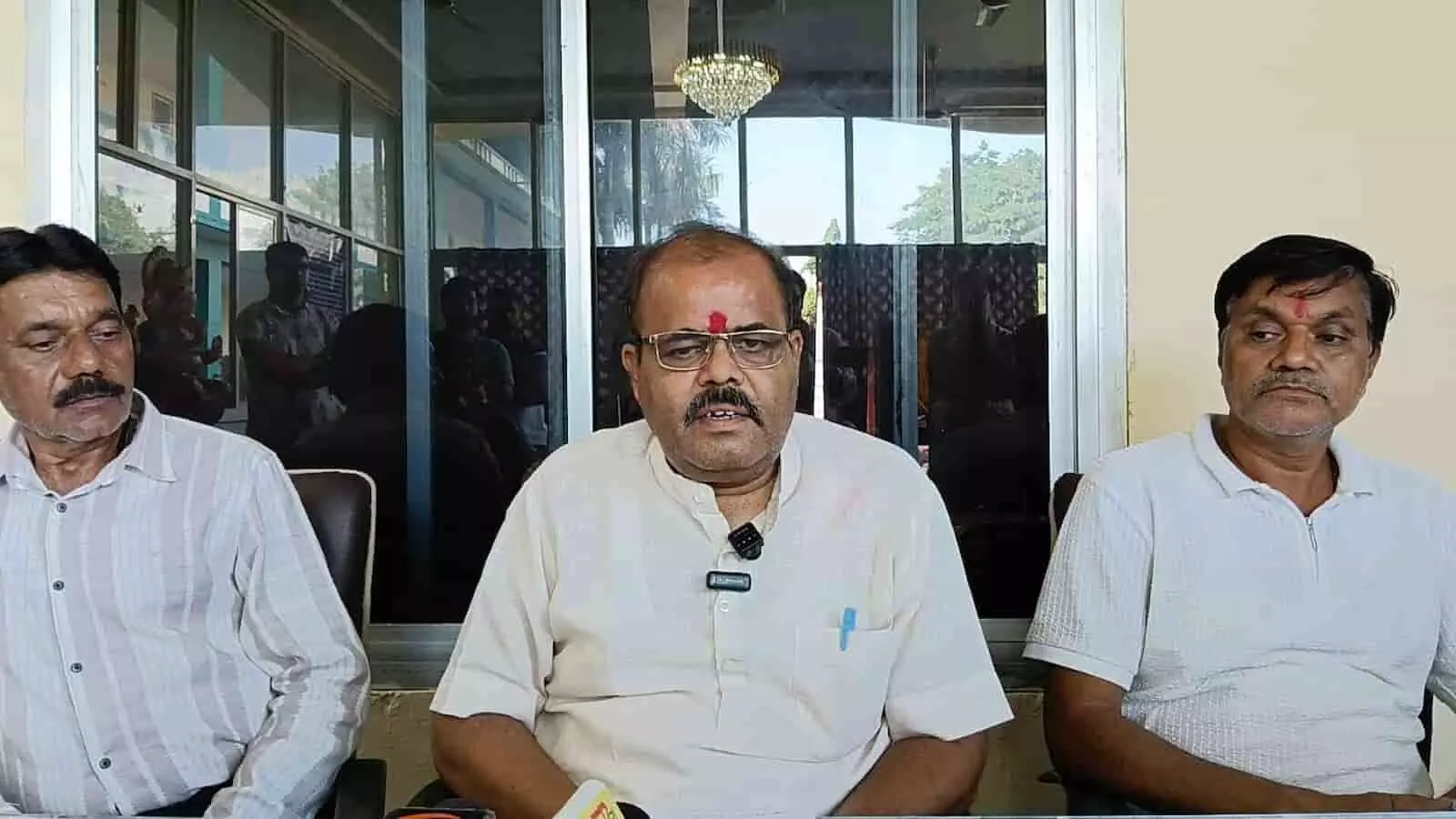 तस्वीर में बीच में बैठे डॉ. लव व्यास अन्य दो व्यक्तियों के साथ प्रेस वार्ता में बोलते दिख रहे हैं। तस्वीर में बीच में बैठे डॉ. लव व्यास अन्य दो व्यक्तियों के साथ प्रेस वार्ता में बोलते दिख रहे हैं।