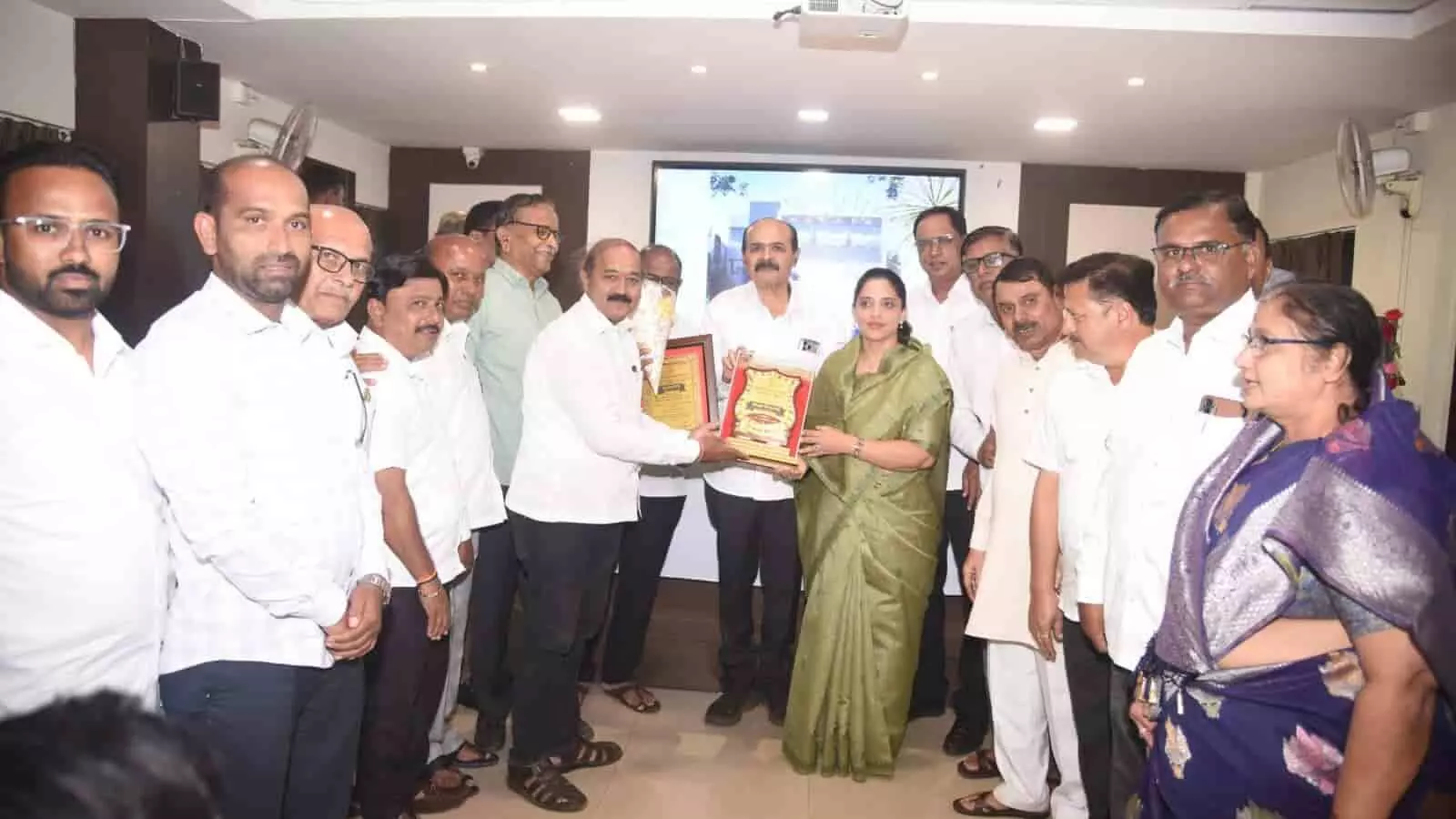 तस्वीर में निपुण कोरे द्वारा राजे बैंक की अध्यक्षा नवोदिता घाटगे को सर्वश्रेष्ठ बैंक पुरस्कार सौंपा जा रहा है. तस्वीर में निपुण कोरे द्वारा राजे बैंक की अध्यक्षा नवोदिता घाटगे को सर्वश्रेष्ठ बैंक पुरस्कार सौंपा जा रहा है.