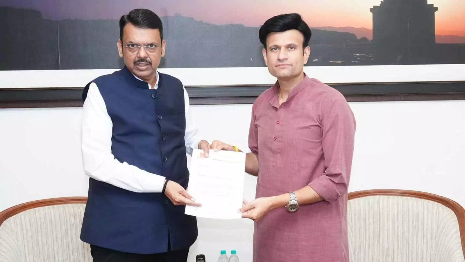 तस्वीर में मुख्यमंत्री देवेंद्र फडणवीस को सूखाग्रस्त तालुकों के संबंध में ज्ञापन सौंपते भाजपा नेता राजे समरजितसिंह घाटगे। तस्वीर में मुख्यमंत्री देवेंद्र फडणवीस को सूखाग्रस्त तालुकों के संबंध में ज्ञापन सौंपते भाजपा नेता राजे समरजितसिंह घाटगे।