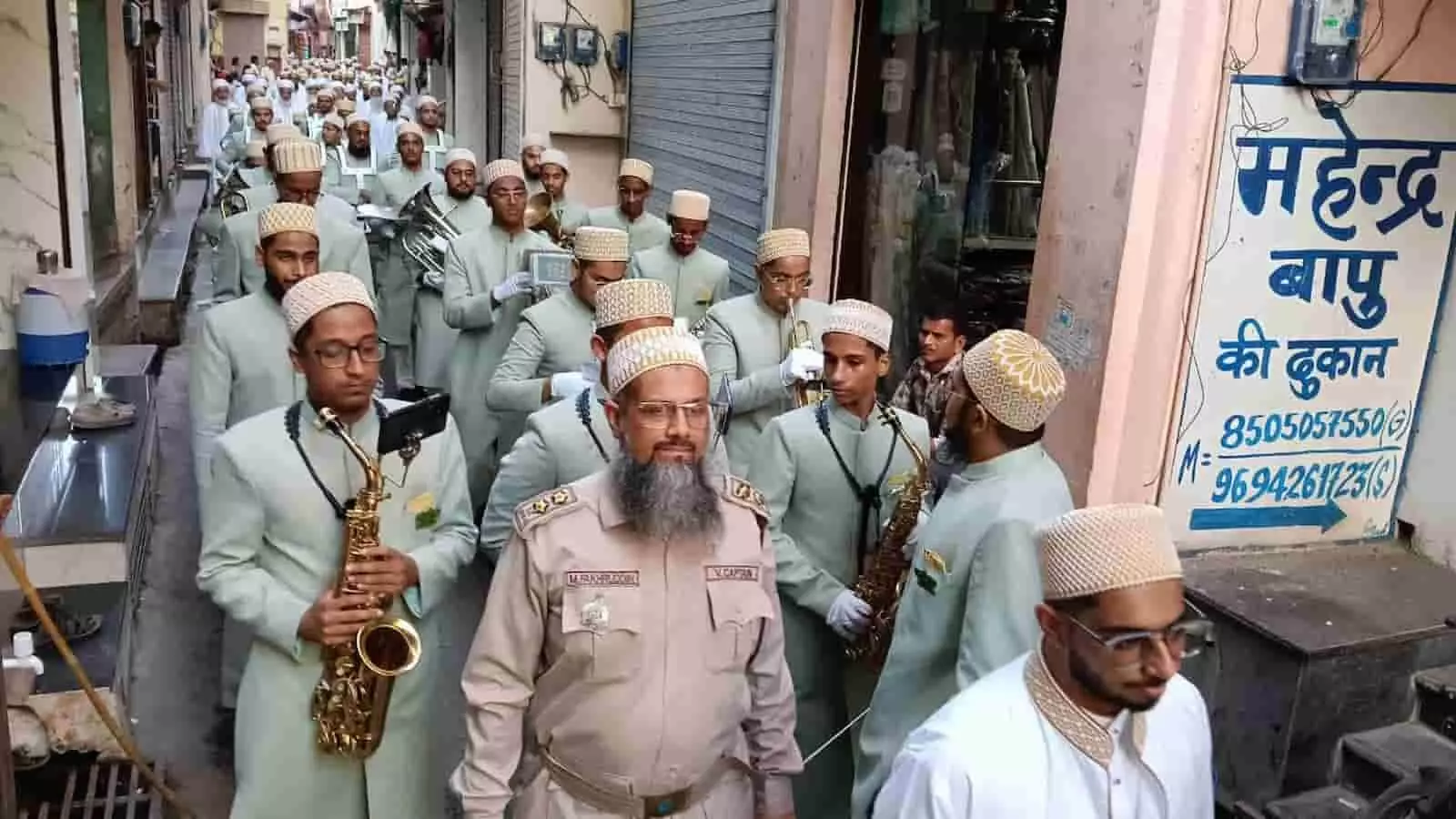 सलूंबर की एक गली में पारंपरिक पोशाक और टोपी पहने दाउदी बोहरा समाज के लोग बैंड बजाते हुए चल रहे हैं। सलूंबर की एक गली में पारंपरिक पोशाक और टोपी पहने दाउदी बोहरा समाज के लोग बैंड बजाते हुए चल रहे हैं।